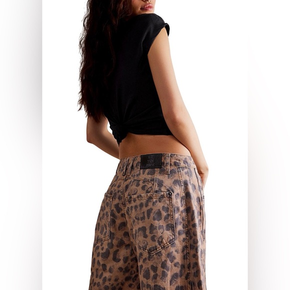 We The Free Good Luck Leopard Barrel Jeans Brown Sugar size 31 + 30 NWT - Picture 3 of 7